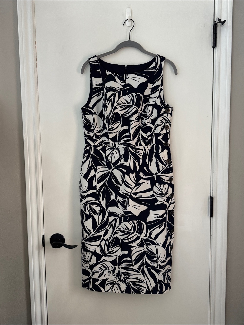 Ann Taylor Sleeveless Black & White Leaf Print Sheath Dress NWT